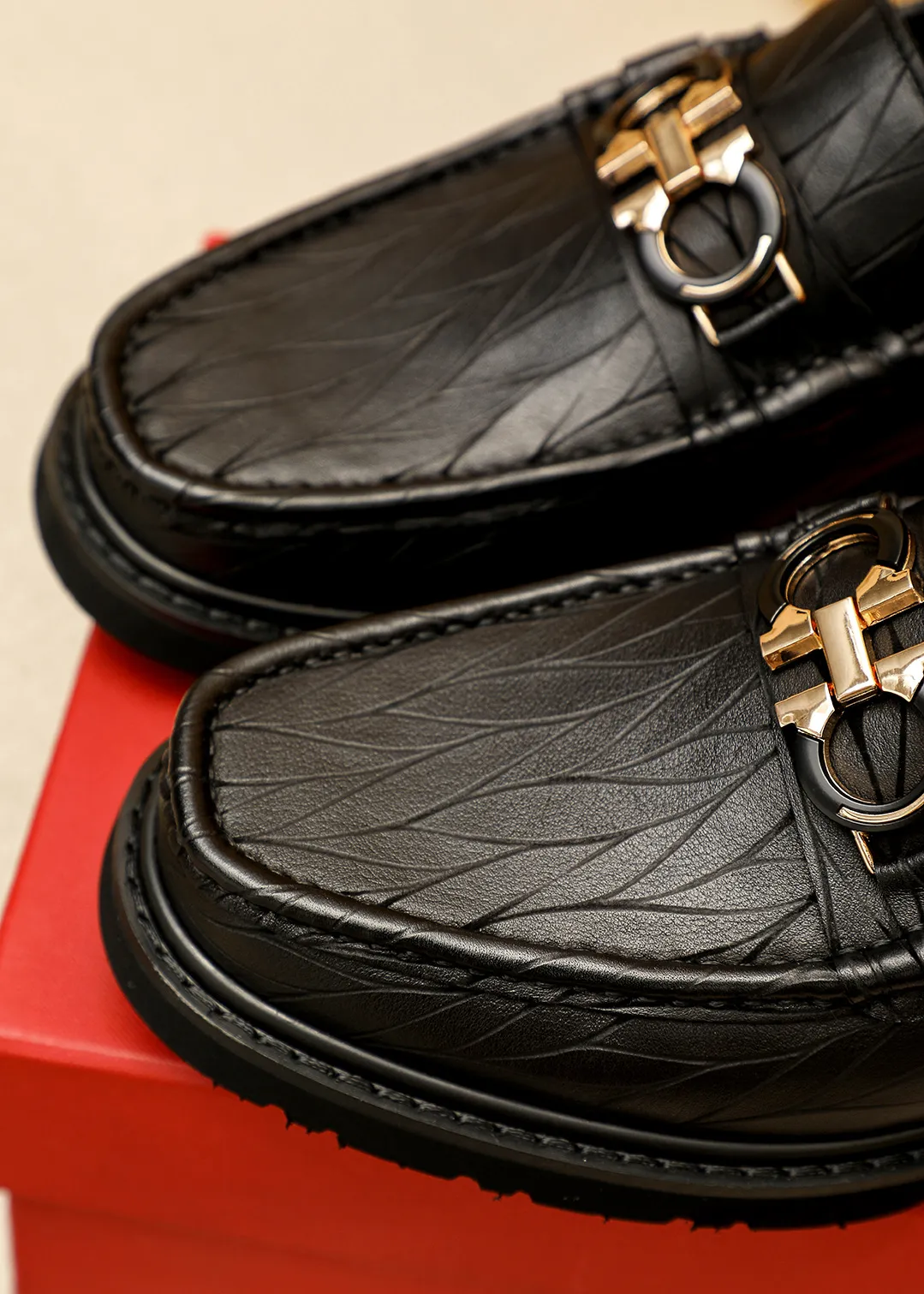 Men's shoes 💰520 💐 Product trademark: Ferragamo "Ferragamo" casual leather shoes Regular size: 38-44 (45.46🉑️customized) Product materials: Selected imported first-layer calfskin embossed upper + original hardware buckle, imported water-dyed cow leather lining. Strong three-dimensional visual effect, original outsole color: 1⃣️color optional